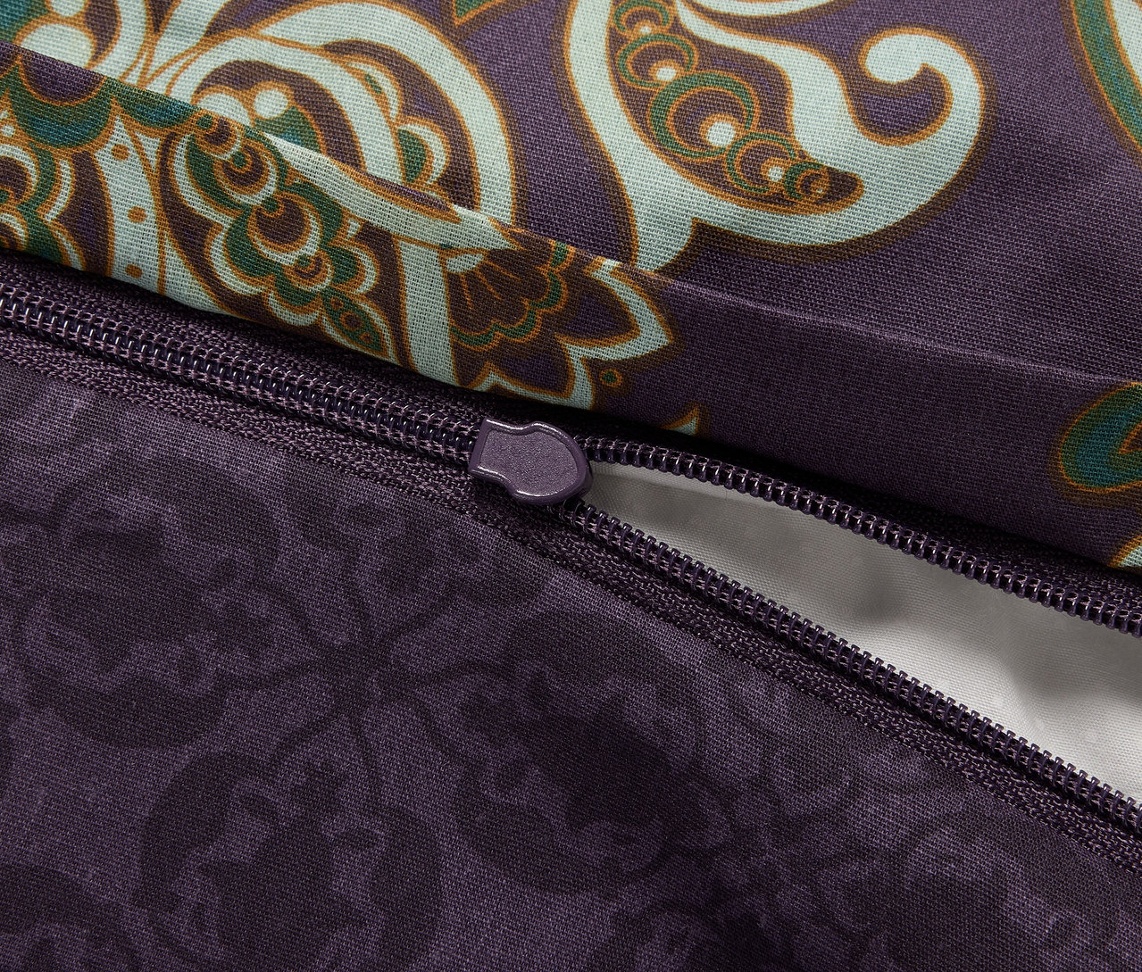 Detail posteľnej bielizne z perkálu štandardnej veľkosti s fialovým kvetinovým vzorom a zipsom.