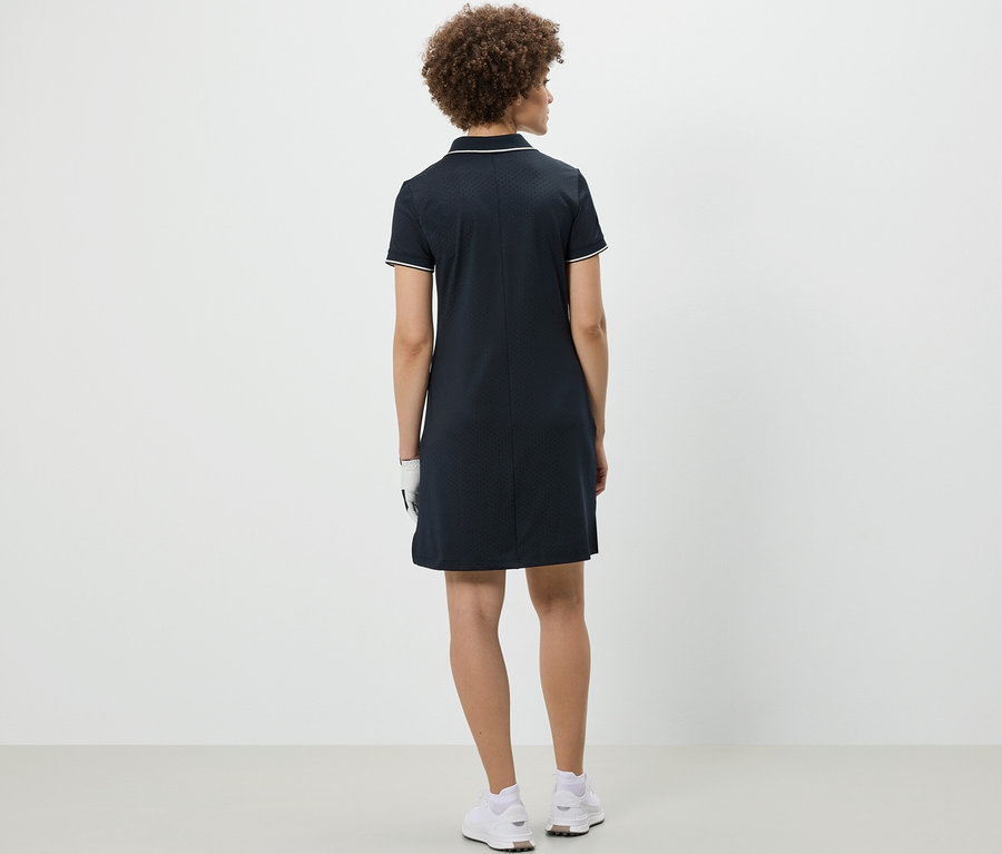 Žena stojí chrbtom ku kamere a má na sebe športové šaty.