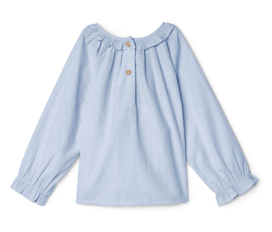Svetlomodrá košeľa s dlhým rukávom, volánovým golierom a dvoma gombíkmi.