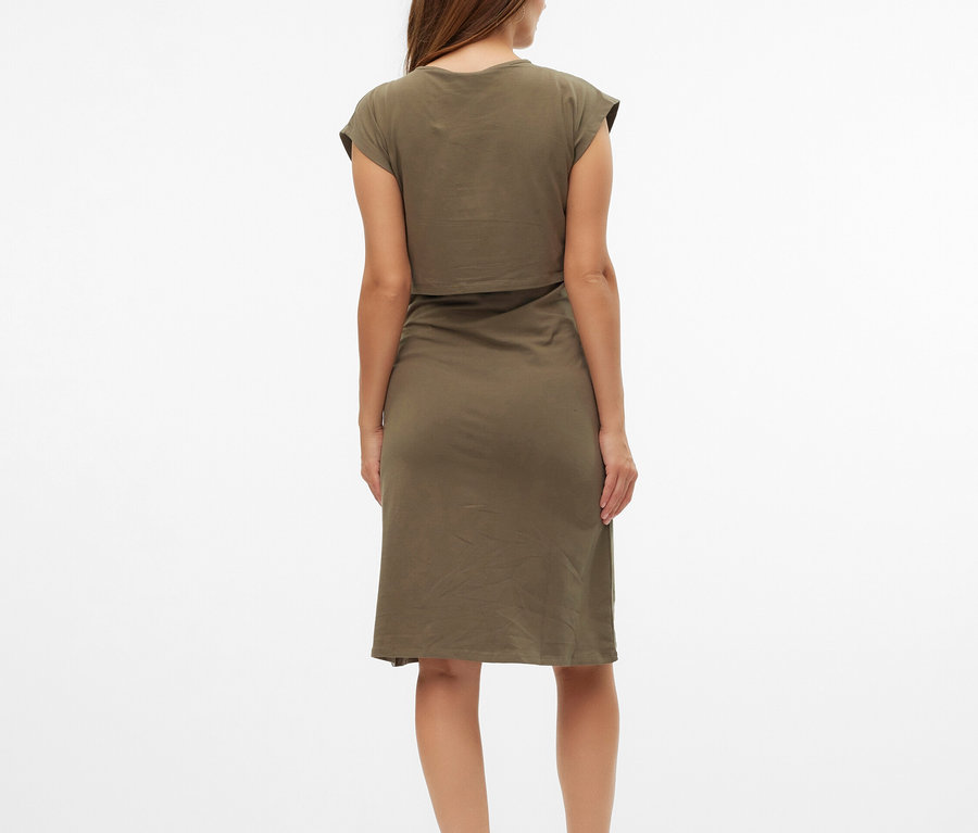 Žena zozadu v olivovozelených šatách a béžových sandáloch.