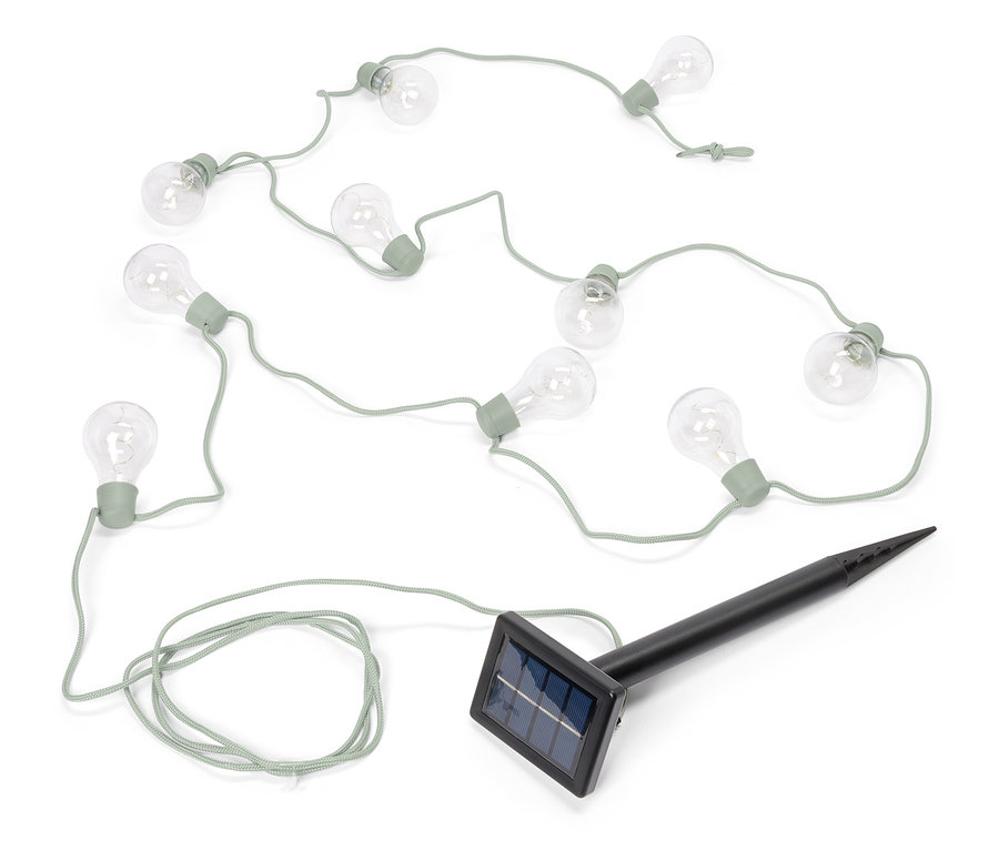 Dekoratívna svetelná reťaz so solárnym panelom na bielom pozadí.