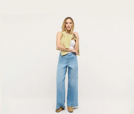 Žena stojí na bielom pozadí a má na sebe Angels Denim »Liva« Cargo Wide Leg džínsy.