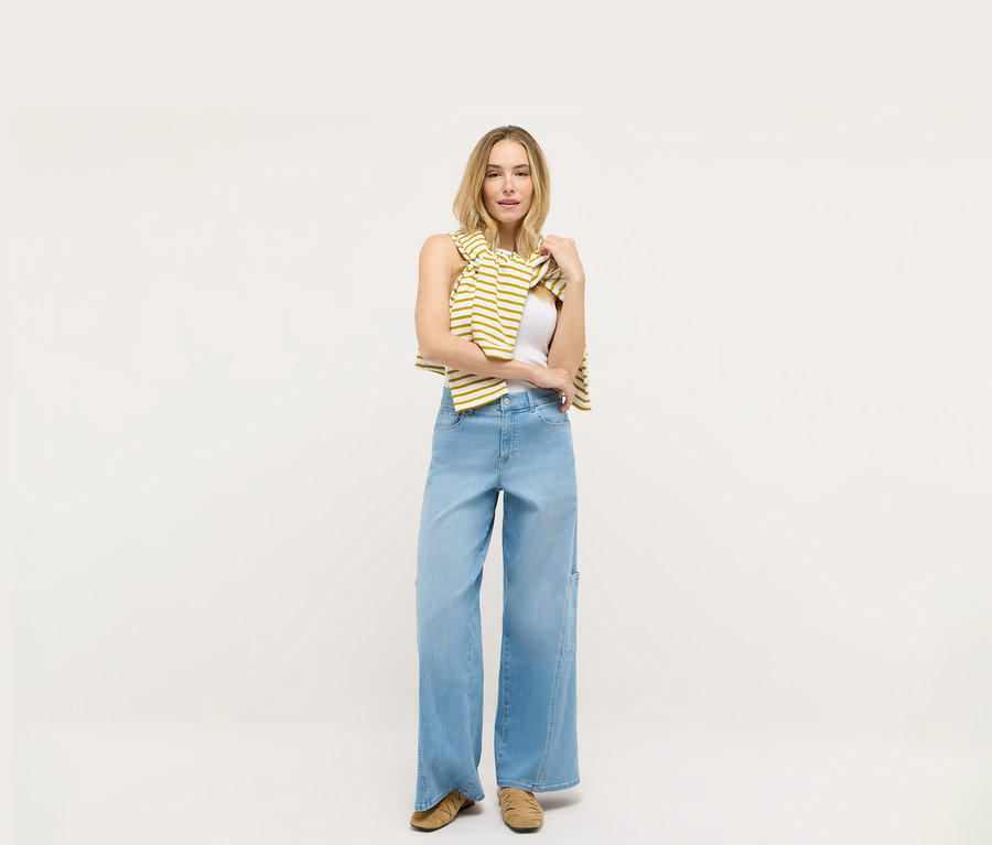 Žena stojí na bielom pozadí a má na sebe Angels Denim »Liva« Cargo Wide Leg džínsy.