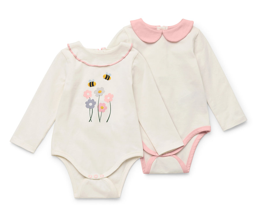 Dve biele dojčenské body s dlhým rukávom, jedno s kvetinovým a včelím motívom a druhé s ružovým golierom.
