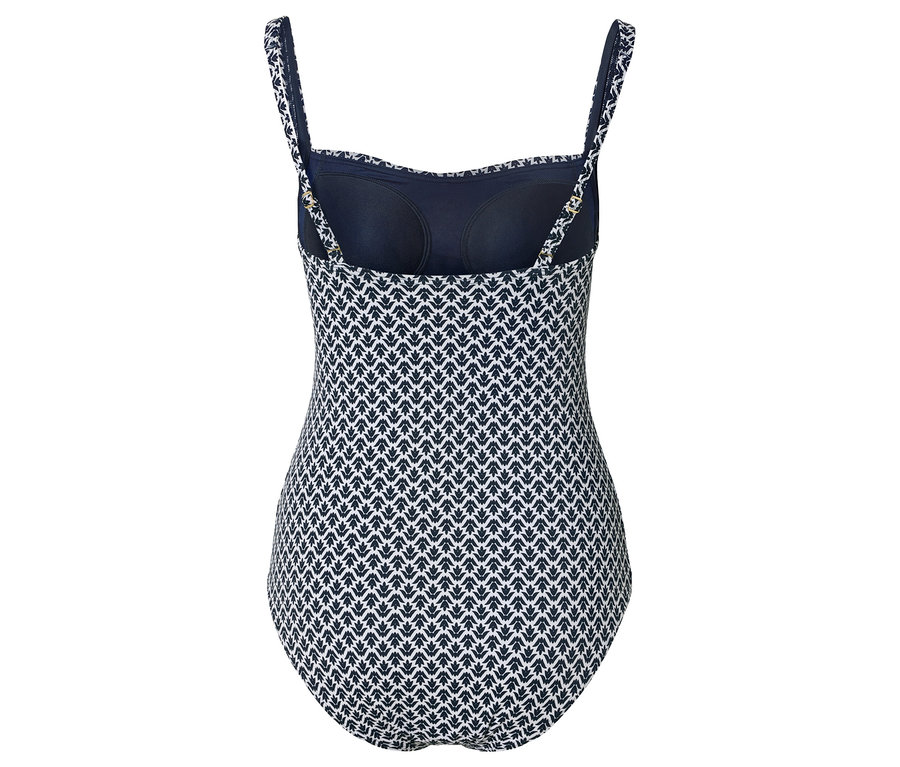 Pohľad zozadu na plavky s modro-bielym vzorom.