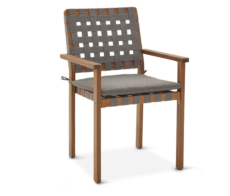 Na bielom pozadí stojí stohovateľná záhradná stolička s pruhovaným výpletom a podrúčkami.