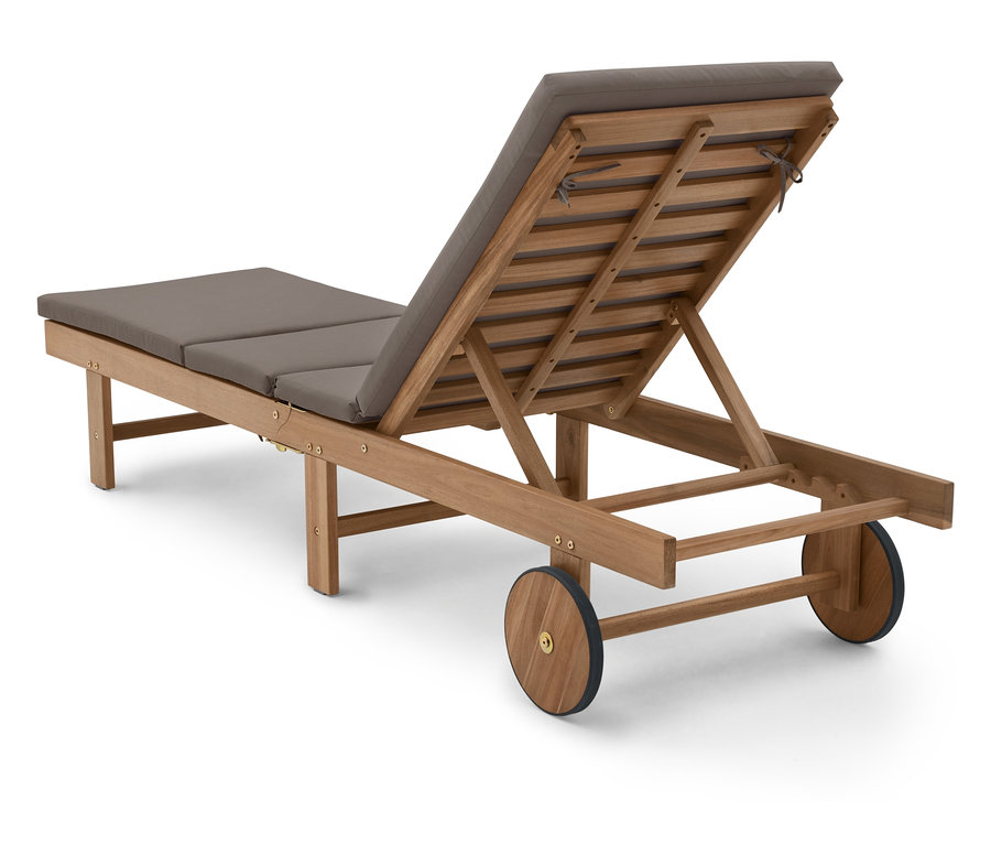 Drevené ležadlo so sivými vankúšmi na bielom pozadí.