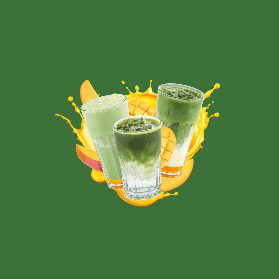 Tri poháre so zelenými nápojmi, plátkami manga a žltou špliechancou. Ľavý pohár obsahuje svetlozelené smoothie, stredný a pravý pohár vrstvené ľadové zelené nápoje.