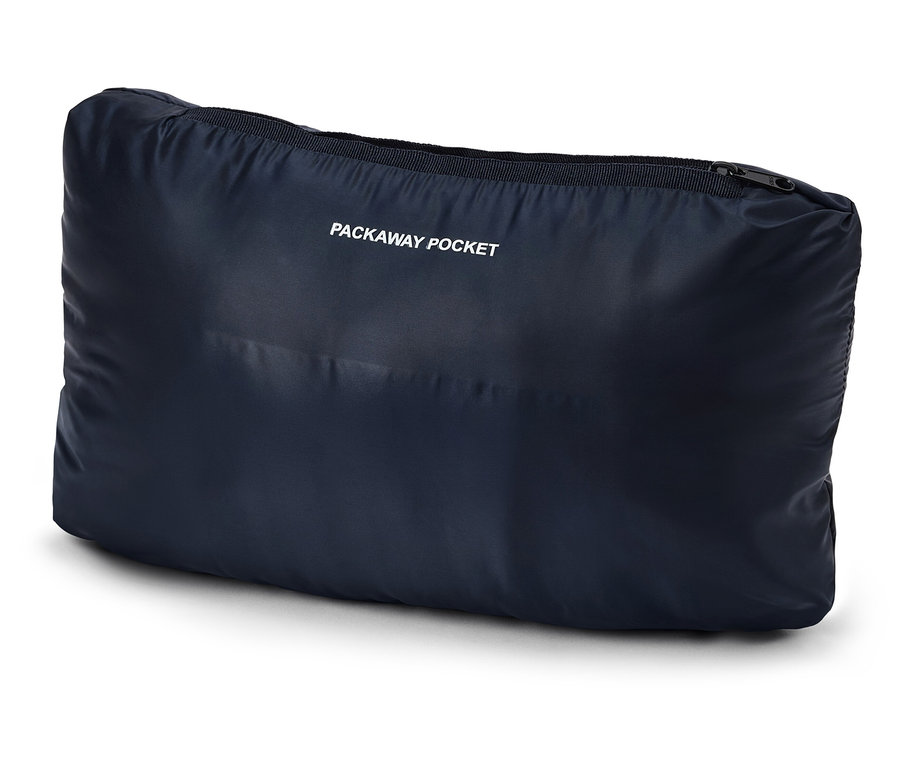 Obdĺžnikové, námornícky modré vrecko s bielym nápisom "PACKAWAY POCKET" a čiernym zipsom.