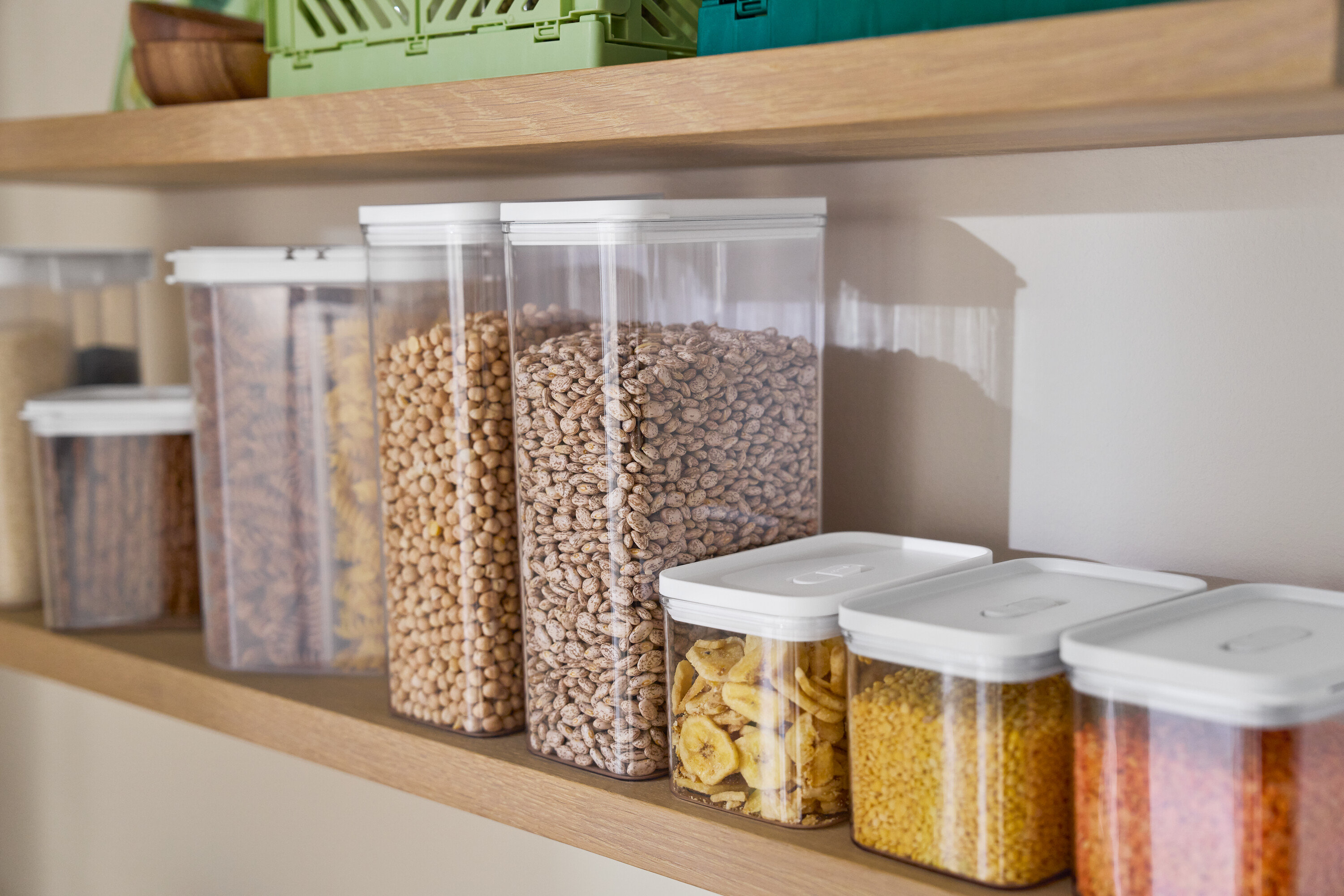 Na polici sú dózy na potraviny rôznych veľkostí, vrátane dózy na potraviny 4 v 1 a dózy na potraviny 2 v 1.