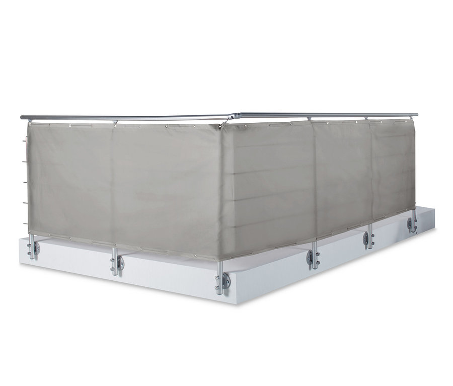 Sivá balkónová zástena proti vetru a zvedavým pohľadom je pripevnená k striebornému zábradliu.