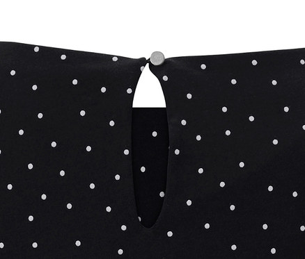 Detail džersejových šiat s bodkovaným vzorom.