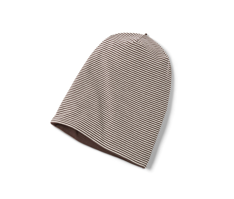 Hnedá obojstranná čiapka s pruhmi.
