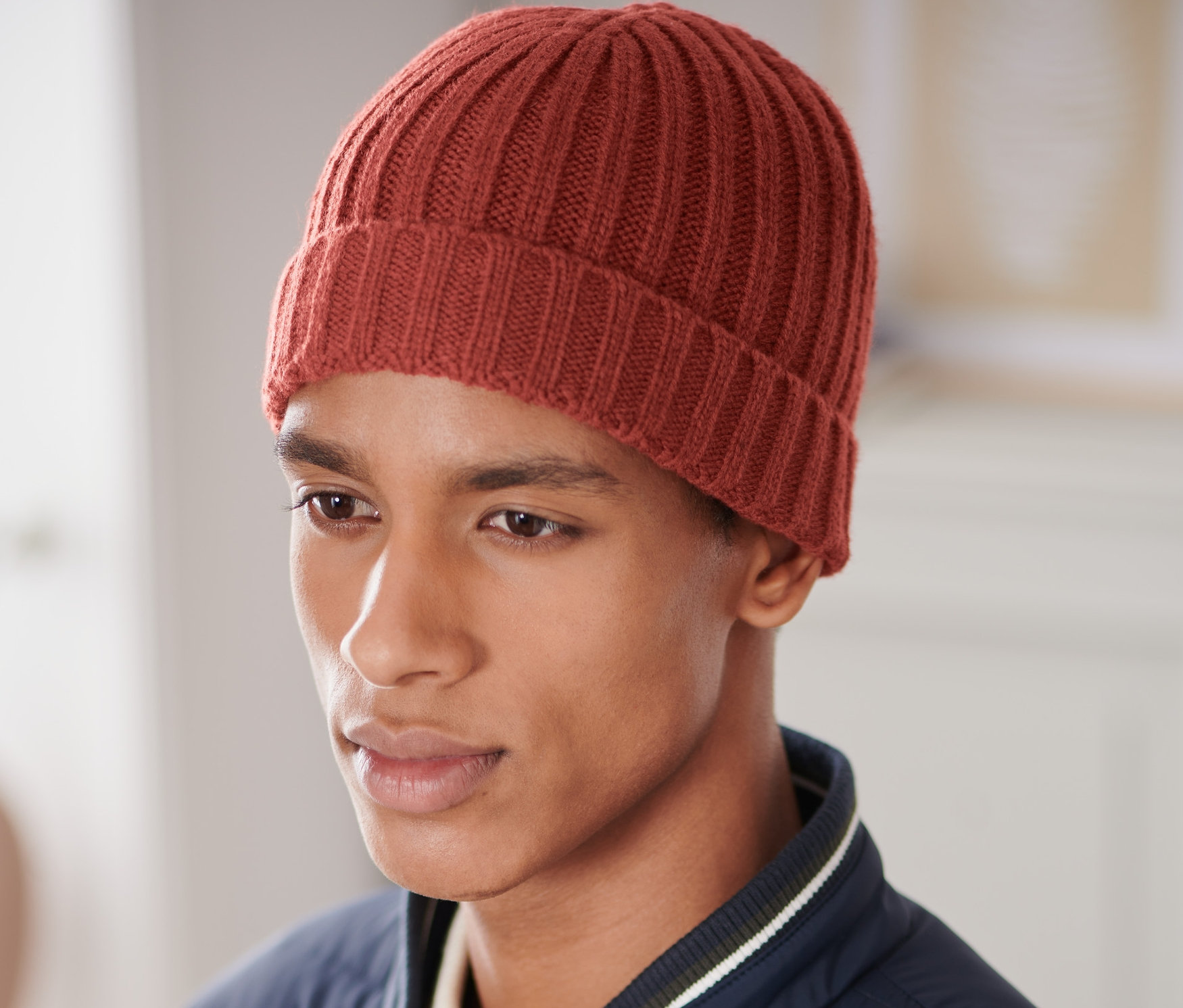 Muž má na sebe pletenú čiapku.