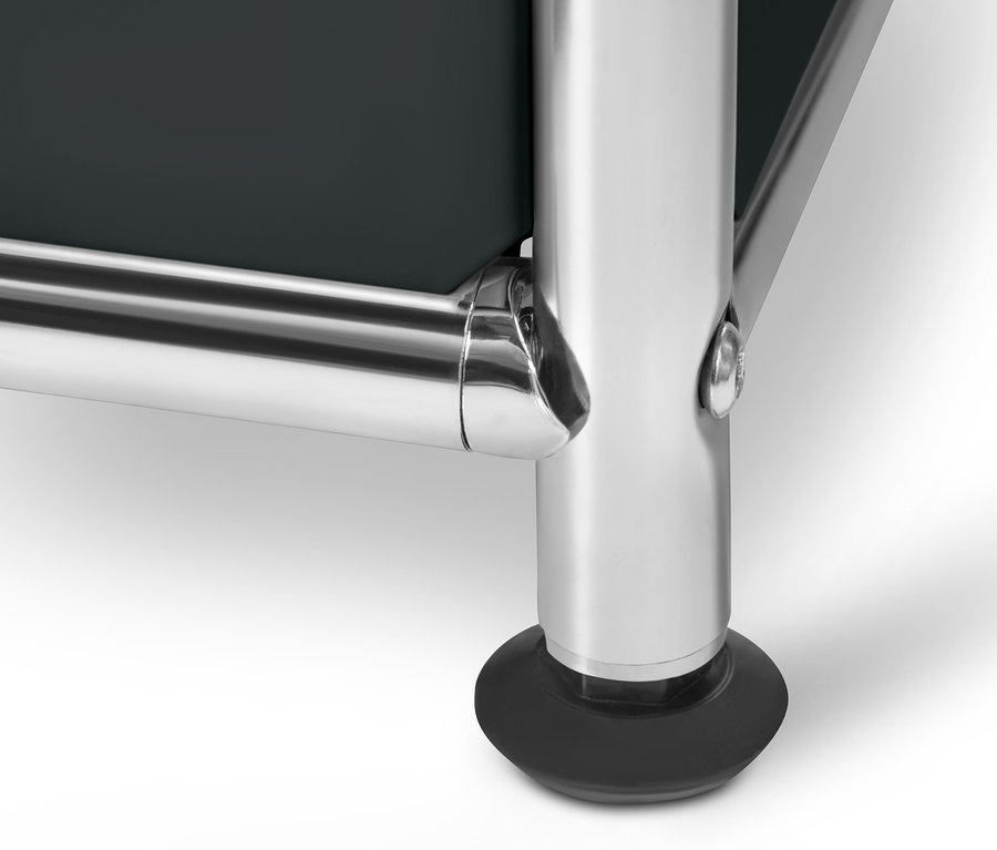 Detail čierneho kovového skriňového systému »CN3«.