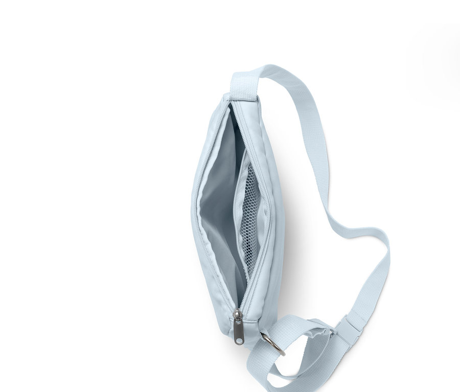 Svetlomodrá taška na rameno 2 v 1 s otvorenou hlavnou priehradkou.