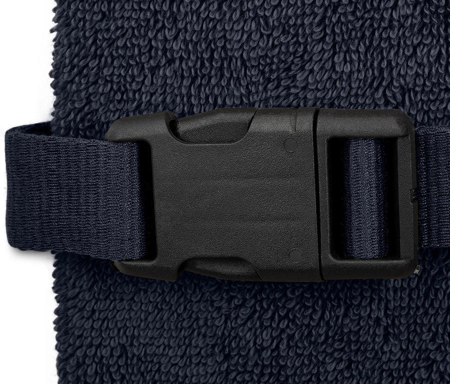 Detail modrého psieho županu so zapínaním.