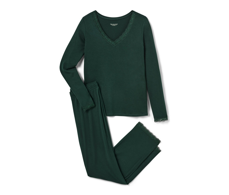 Tmavozelené pyžamo s čipkovaným lemom.