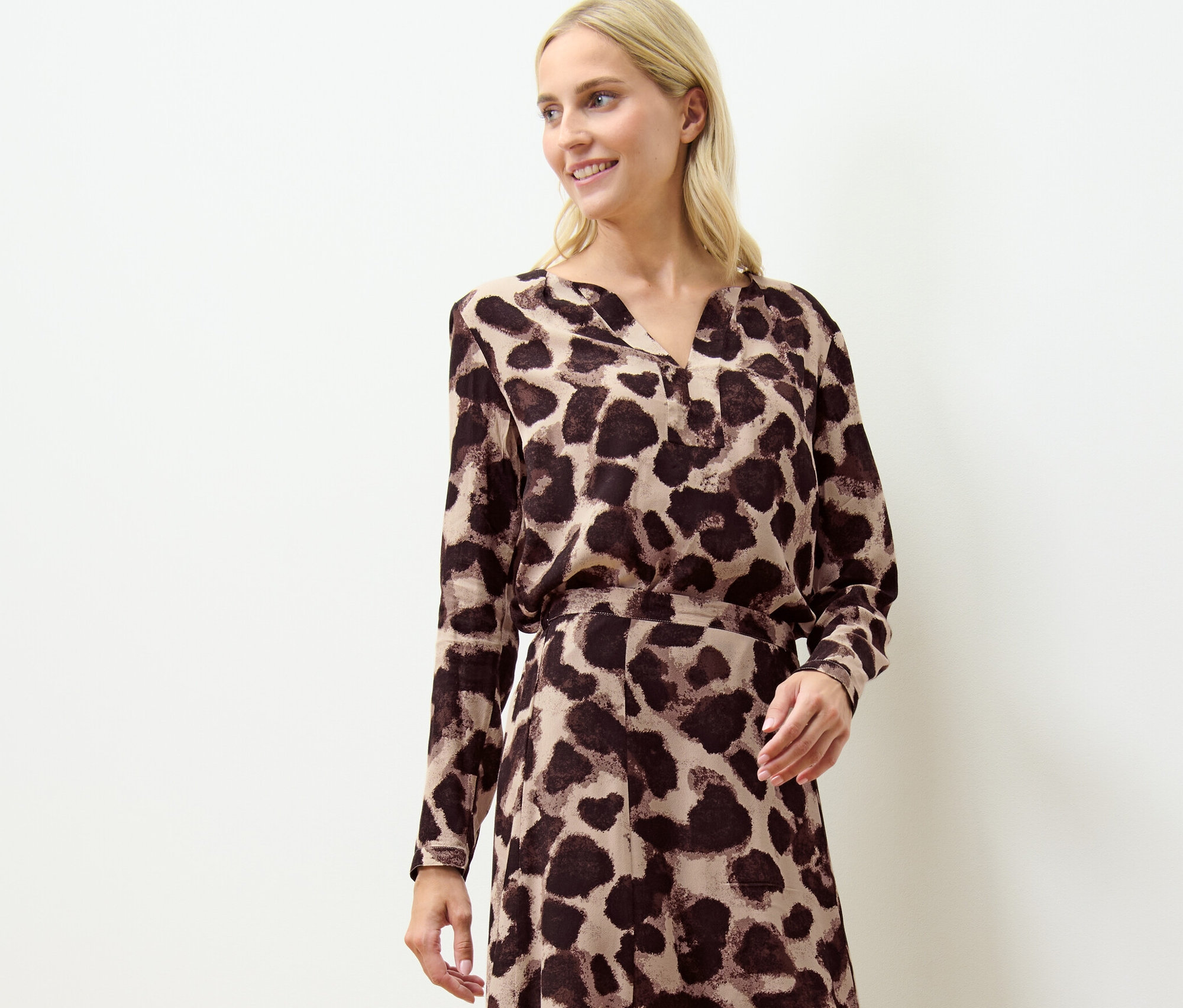 Blondínka v blúzke s potlačou.