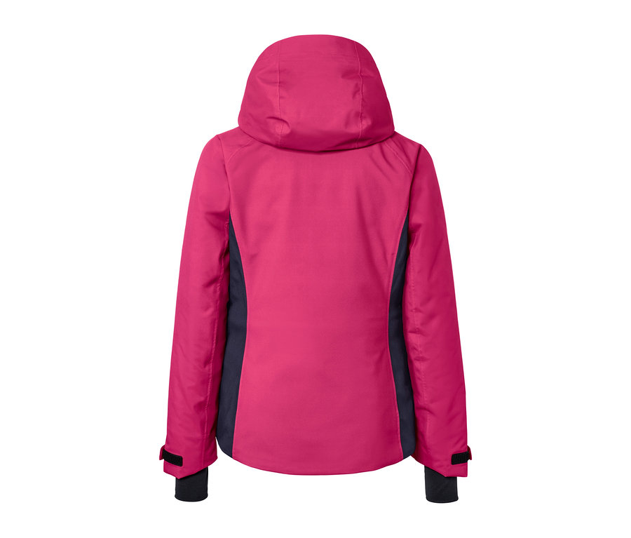 Pohľad zozadu na lyžiarsku bundu.