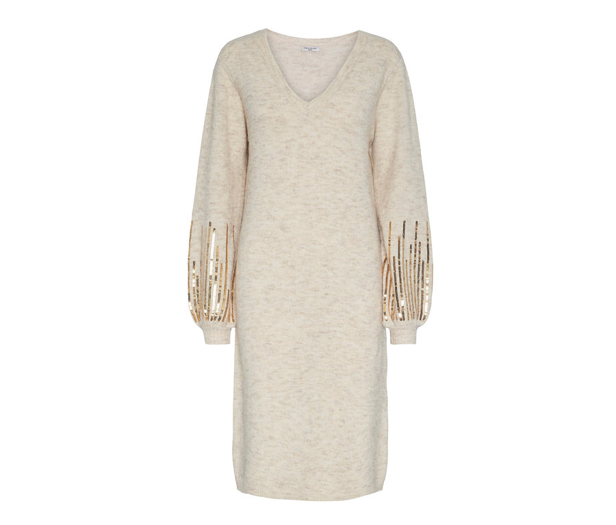 Béžové úpletové šaty s flitrami na rukávoch.