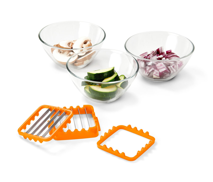 Krájač Nicer Dicer Quick XXL, 4-dielny s nakrájanou zeleninou v miskách.