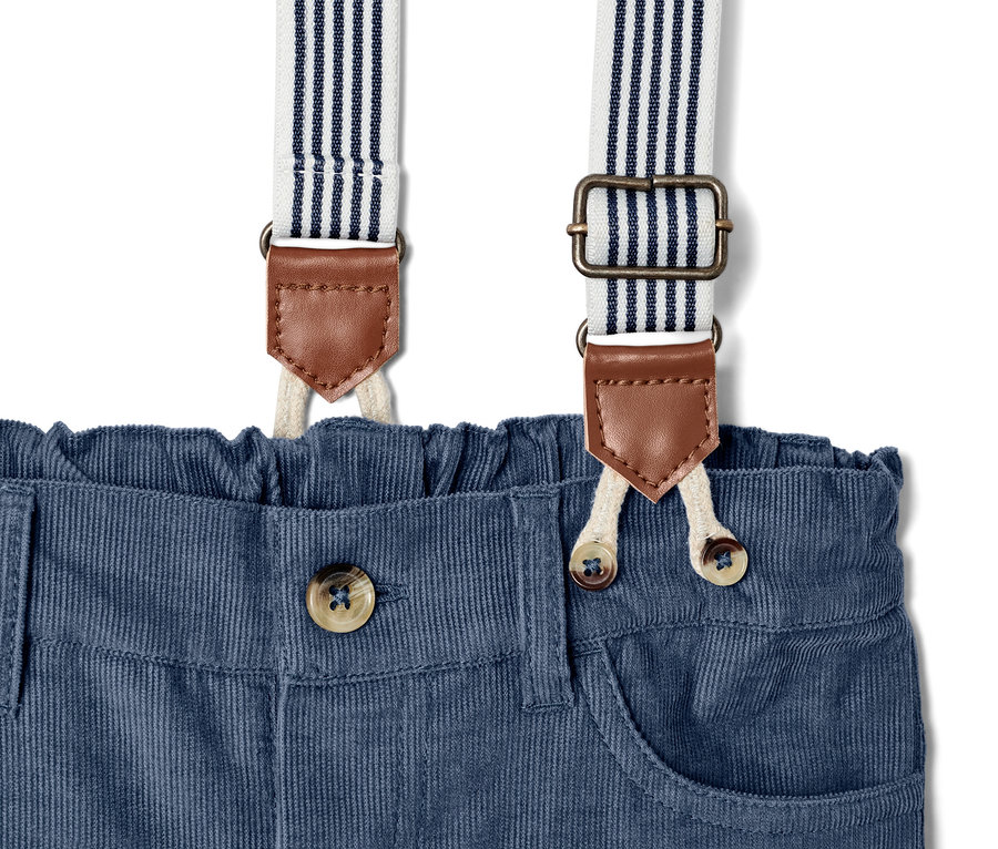 Detail detských menčestrových nohavíc s odnímateľnými trakmi, zapínanie na gombíky.