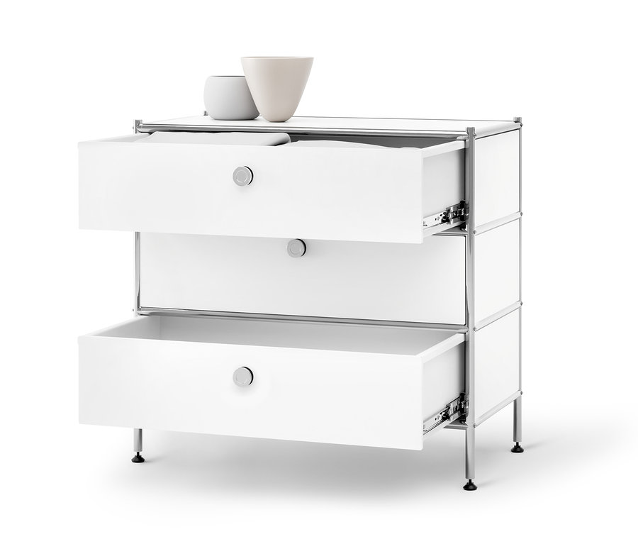 Biela kovová komoda »CN3« s 3 zásuvkami, z ktorých dve sú otvorené, stojí na bielom pozadí.