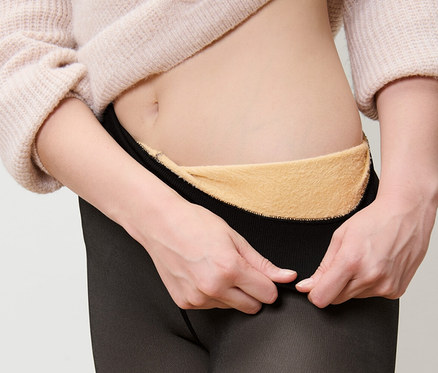 Žena si oblieka podšité jemné priehľadné pančuchové nohavice.