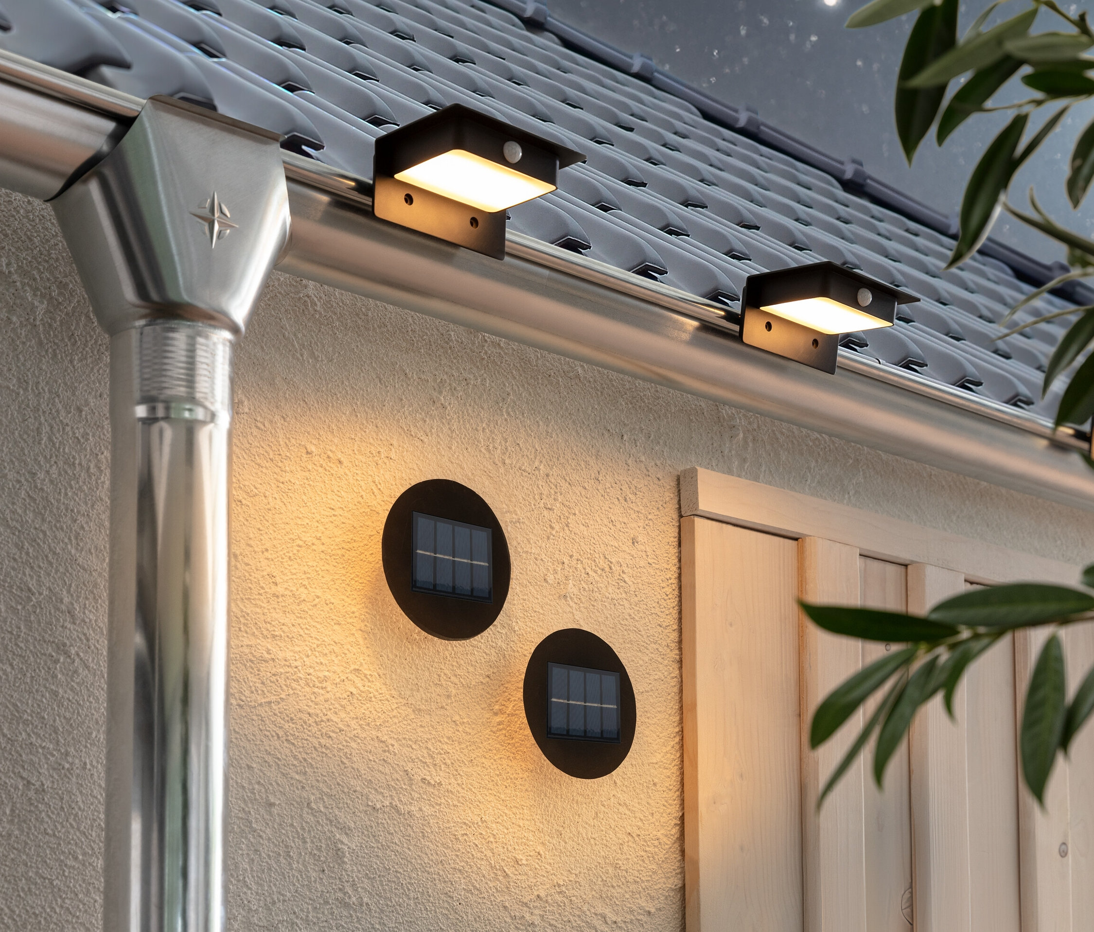 Dve solárne nástenné a stupňovité svetlá a tri solárne svietidlá na strešné žľaby sú pripevnené k stene a odkvapu domu.