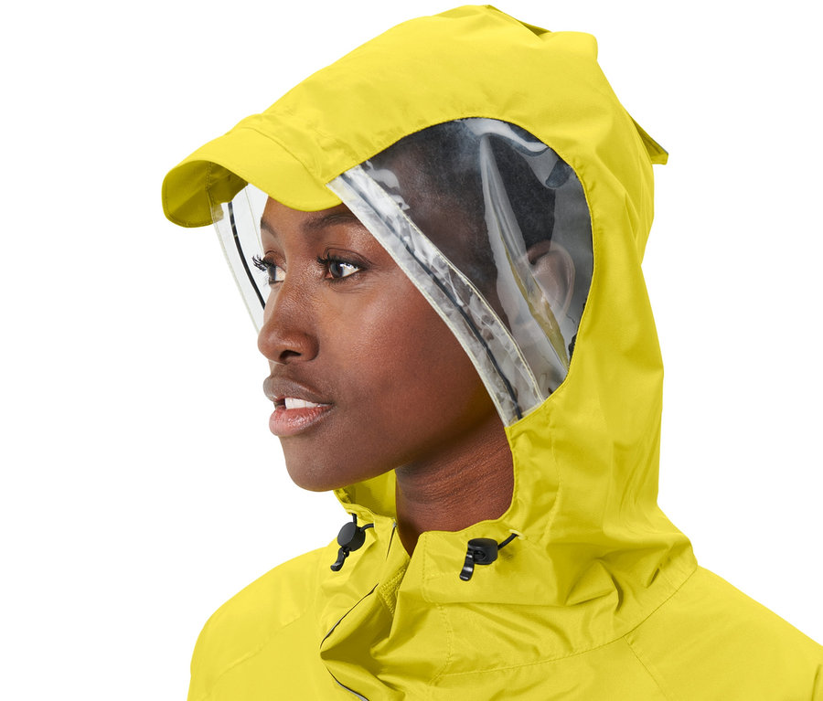 Žena má na sebe pončo do dažďa s rukávmi, unisex.