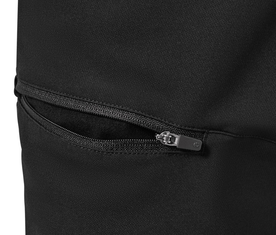 Detail čiernych termonohavíc so zipsom na vrecku.
