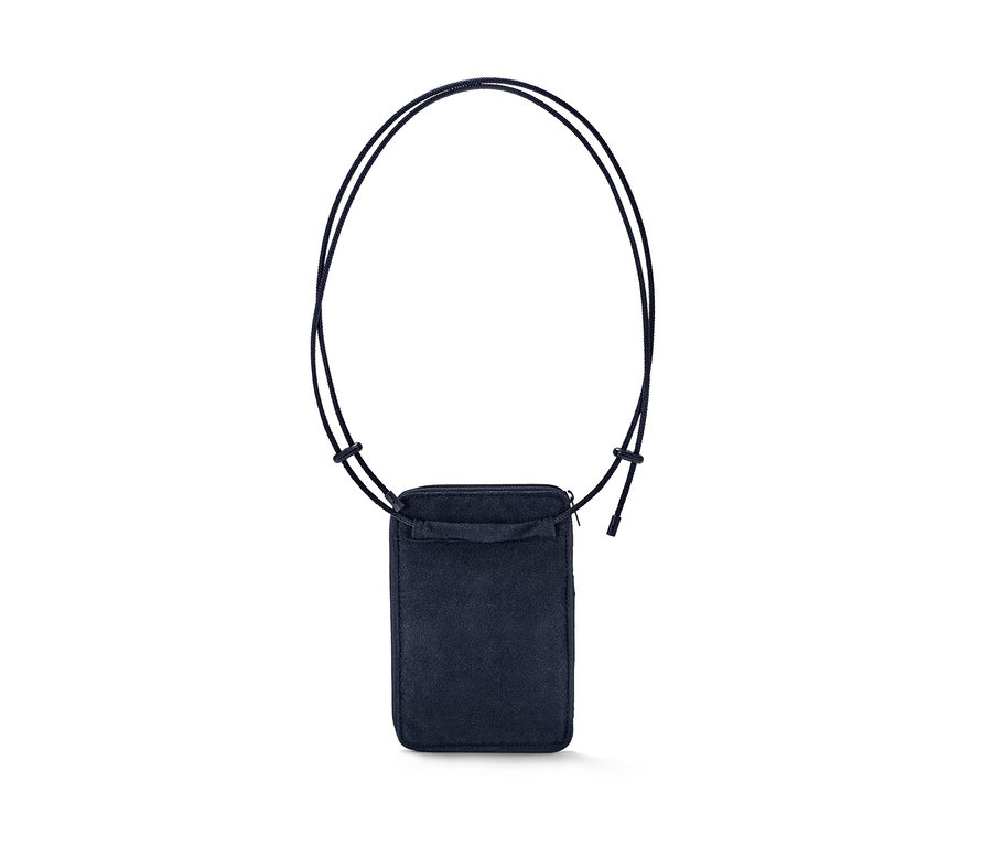 Čierna náprsná taštička.