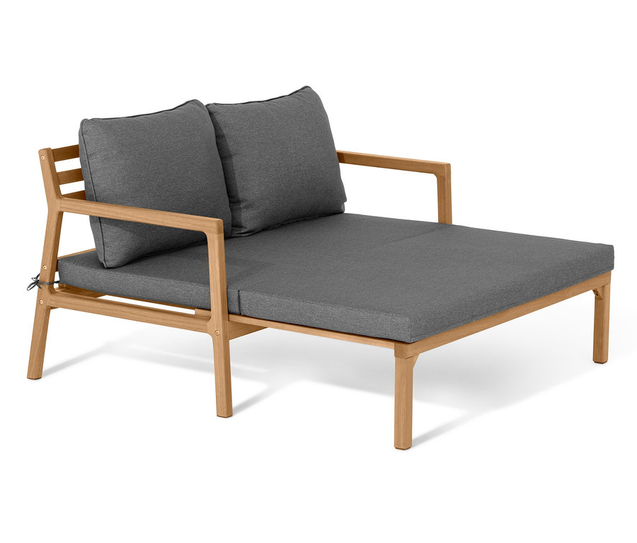 Rozťahovacia záhradná pohovka so svetlohnedým dreveným rámom a sivým čalúnením stojí na bielom pozadí.