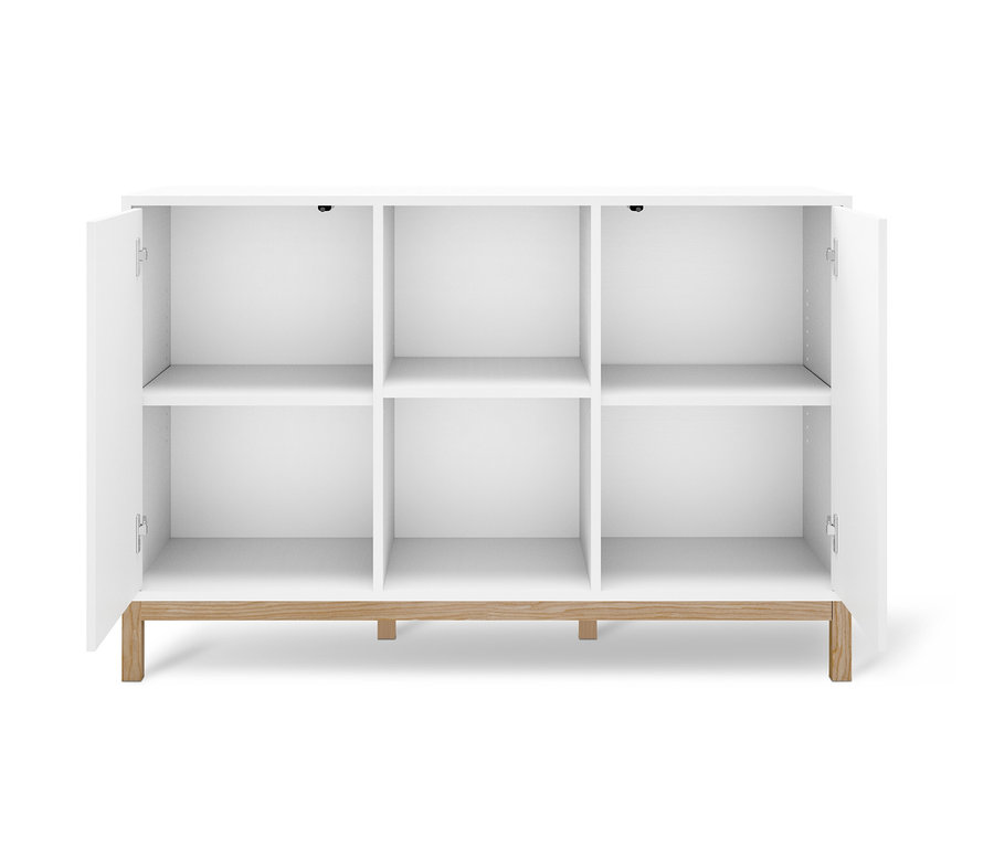 Biely sideboard so šiestimi priehradkami a otvorenými dverami.