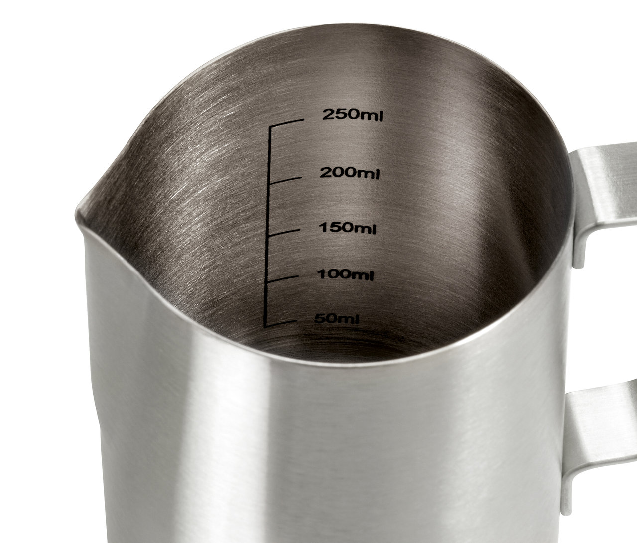 Detail nerezovej kanvičky na mlieko s objemom 300 ml s meracou stupnicou.