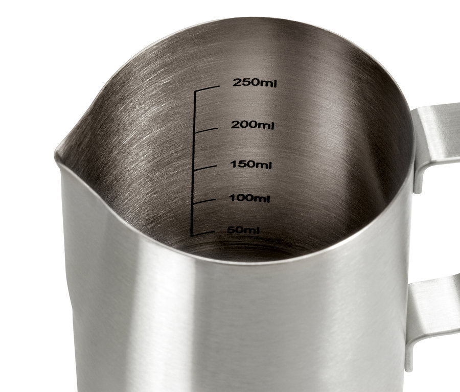 Detail nerezovej kanvičky na mlieko s objemom 300 ml s meracou stupnicou.