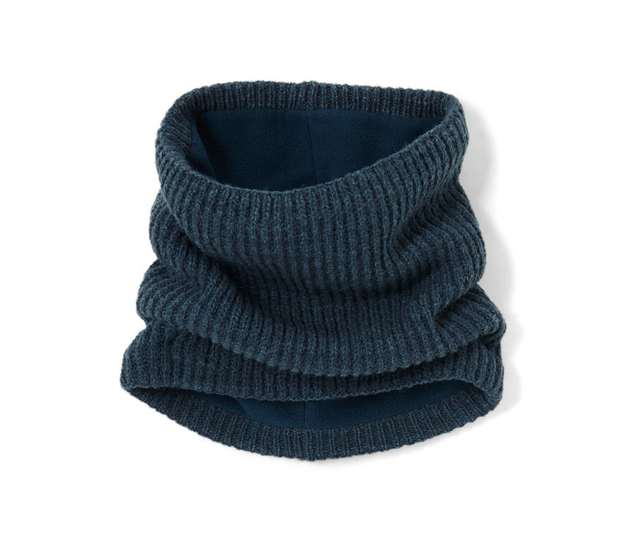 Detailný záber na pletený kruhový šál na bielom pozadí.