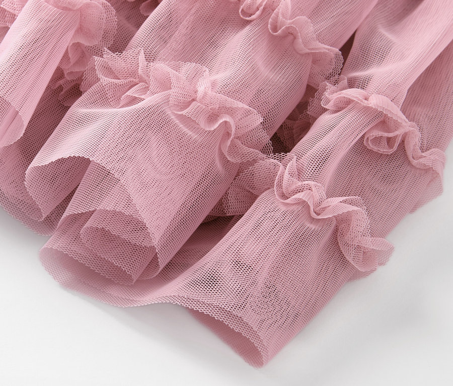 Detail detskej tylovej sukne s volánmi.