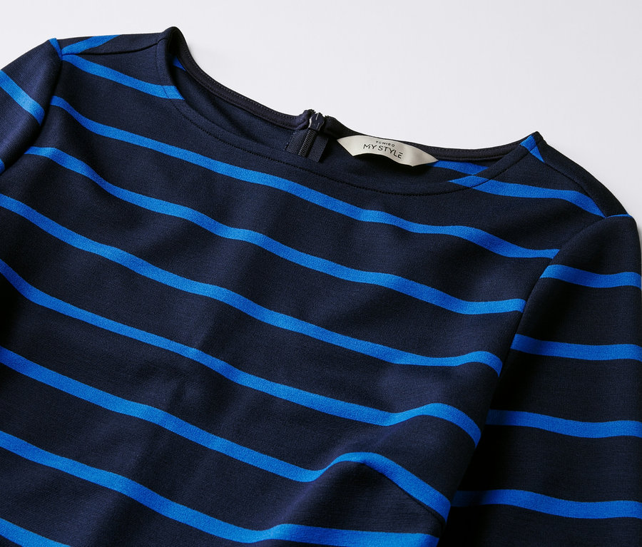 Detail prúžkovaných džersejových šiat.