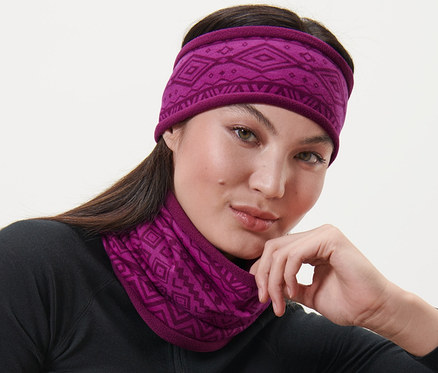 Žena s ružovým flísovým termogolierom a čelenkou.