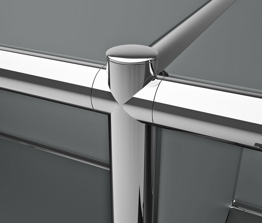 Detail šedej kovovej skrine CN3 s chrómovými prvkami.