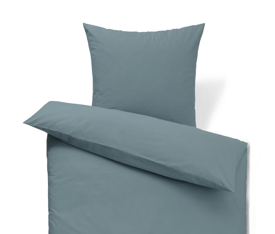 Modrá posteľná bielizeň z perkálu pozostávajúca z plachty a obliečky na vankúš.