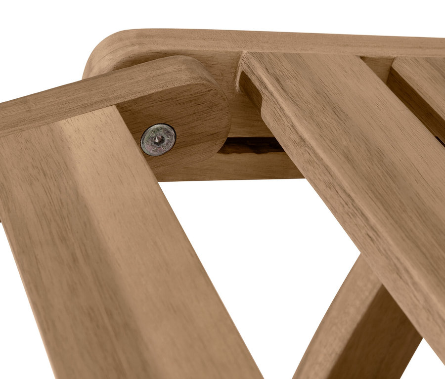 Detail dreveného lehátka s výsuvnou opierkou nôh.