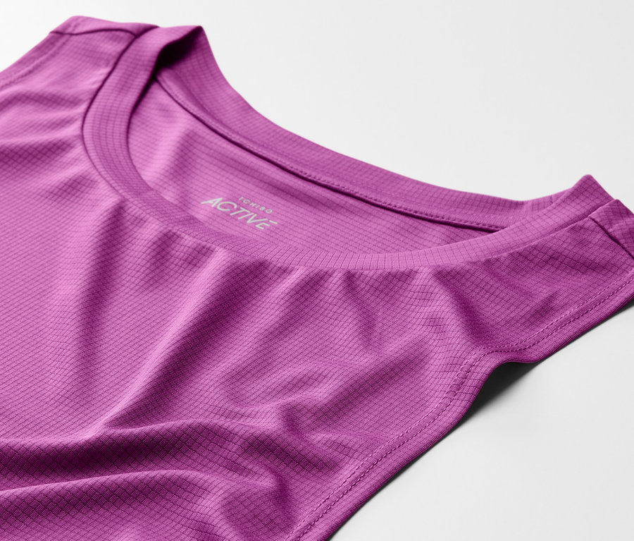 Detail fialového športového topu.