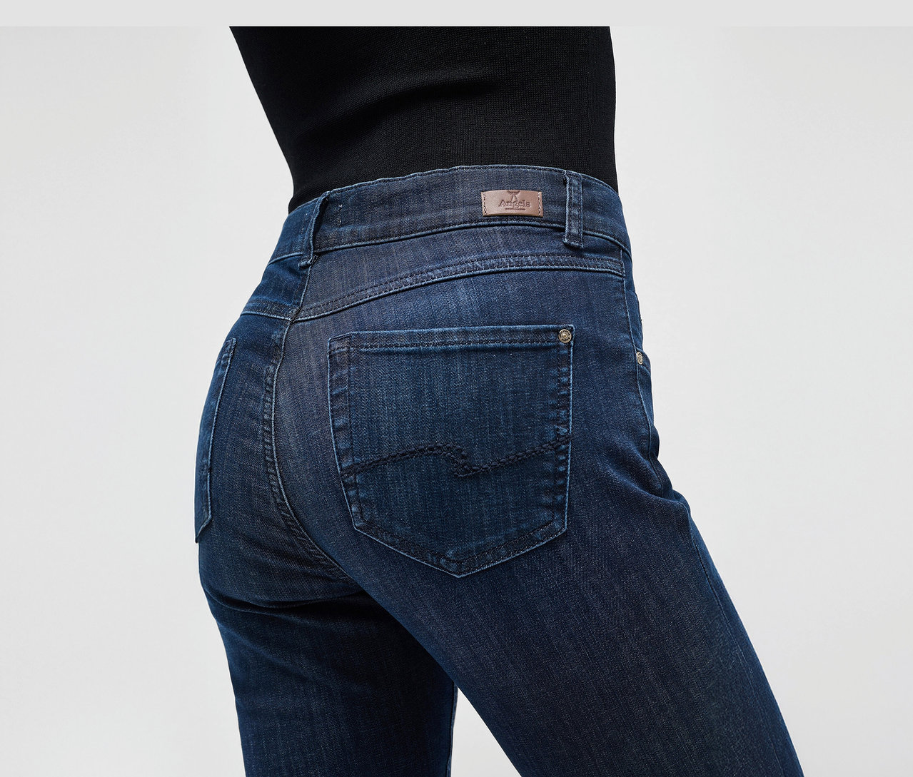 Detailný záber na osobu v tmavomodrých džínsoch Angels »Cici« strihu Slim Fit.