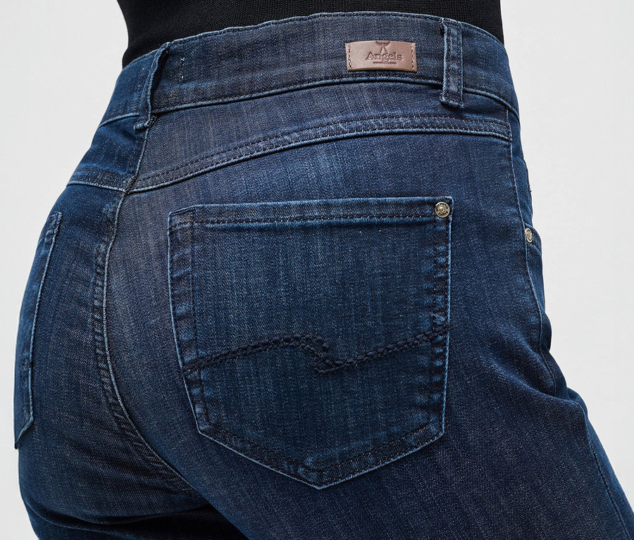 Detailný záber na osobu v tmavomodrých džínsoch Angels »Cici« strihu Slim Fit.