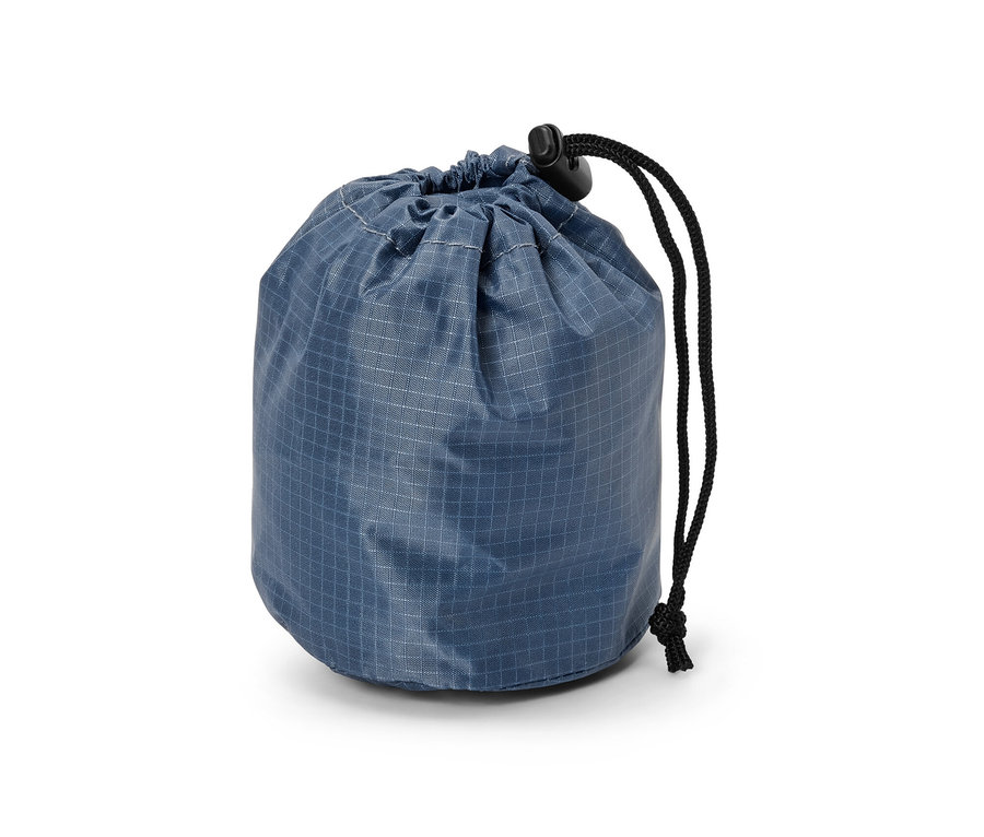 Modré outdoorové vrecko zo sieťoviny so sťahovacou šnúrkou.