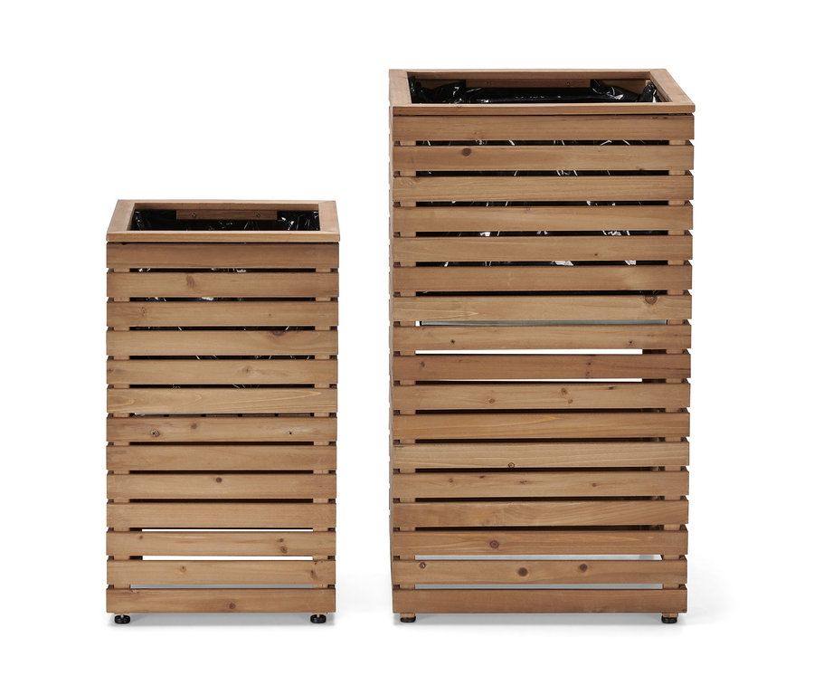 Dva drevené stĺpovité kvetináče »Tinus« rôznych výšok vedľa seba.