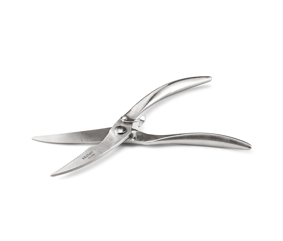 Otvorené nožnice na hydinu striebornej farby na bielom pozadí.